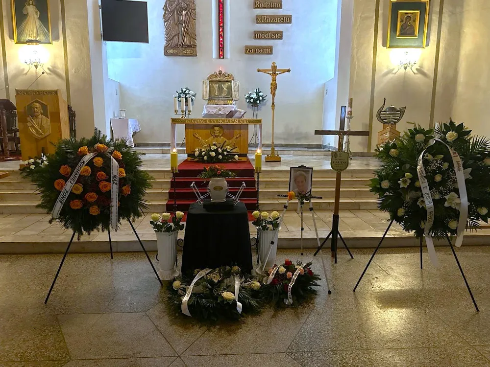Urna stoi w kościele. Przystań Zakład Pogrzebowy organizuje kremacje w krematorium w Gdańsku.