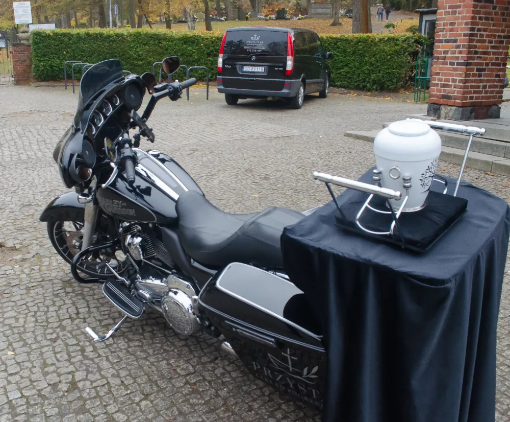 Pogrzeb urnowy z karawanem motocyklowym. Kremacja Gdańsk w zakładzie pogrzebowym Przystań.