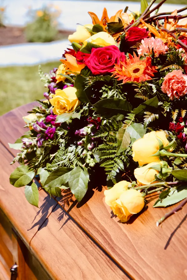 Trumna ozdobiona kwiatami. Zakład Pogrzebowy Przystań obsługuje pogrzeb tradycyjny w Gdańsku.